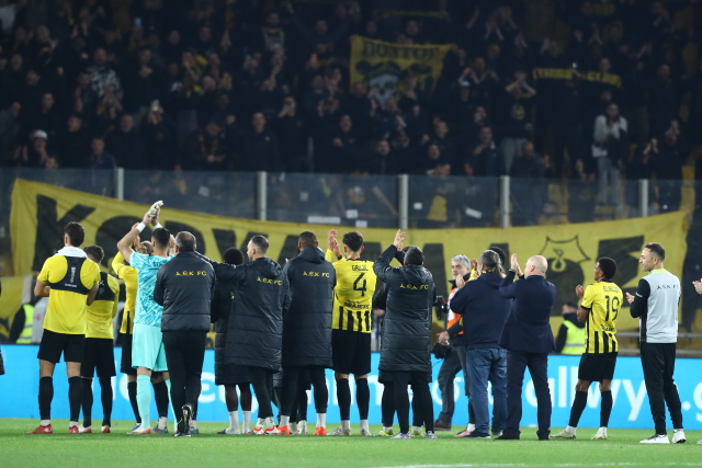 Αποθέωση από τον κόσμο για τους παίκτες της ΑΕΚ: «Πρωτάθλημα θα πάρουμε όλους θα τους τρελάνουμε»
