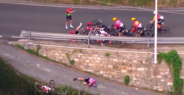 ΤΡΟΜΑΚΤΙΚΟ ΑΤΥΧΗΜΑ ΣΕ ΠΟΔΗΛΑΤΙΚΟ ΑΓΩΝΑ ΓΥΝΑΙΚΩΝ: ΑΘΛΗΤΡΙΑ ΕΠΕΣΕ ΜΕ ΤΟ ΚΕΦΑΛΙ ΑΠΟ ΥΨΩΜΑ ΓΙΑ ΝΑ ΑΠΟΦΥΓΕΙ ΚΑΡΑΜΠΟΛΑ, ΔΕΙΤΕ ΒΙΝΤΕΟ