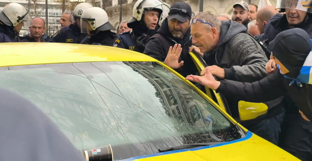 ΑΠΕΡΓΟΙ ΕΠΙΤΕΘΗΚΑΝ ΣΤΟ ΣΥΝΤΑΓΜΑ ΣΕ ΟΔΗΓΟ ΤΑΞΙ ΠΟΥ ΔΟΥΛΕΥΕ, ΤΟΝ ΕΒΡΙΣΑΝ ΚΑΙ ΤΟΥ ΠΕΤΑΞΑΝ ΚΑΦΕΔΕΣ, ΔΕΙΤΕ ΒΙΝΤΕΟ