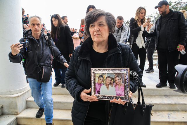 &Mu;&epsilon; &tau;&eta; &phi;&omega;&tau;&omicron;&gamma;&rho;&alpha;&phi;ί&alpha; &tau;&omega;&nu; &tau;&rho;&iota;ώ&nu; &kappa;&omicron;&rho;&iota;&tau;&sigma;&iota;ώ&nu; &sigma;&tau;&alpha; &chi;έ&rho;&iota;&alpha; &eta; &mu;&alpha;&upsilon;&rho;&omicron;&nu;&tau;&upsilon;&mu;έ&nu;&eta; &gamma;&iota;&alpha;&gamma;&iota;ά &tau;&eta;&sigmaf; &omicron;&iota;&kappa;&omicron;&gamma;έ&nu;&epsilon;&iota;&alpha;&sigmaf; &Pi;&lambda;&alpha;&kappa;&iota;ά &sigma;&tau;&eta; &delta;ί&kappa;&eta; &gamma;&iota;&alpha; &tau;&alpha; &Tau;έ&mu;&pi;&eta;, &delta;&epsilon;ί&tau;&epsilon; &phi;&omega;&tau;&omicron;&gamma;&rho;&alpha;&phi;ί&epsilon;&sigmaf;