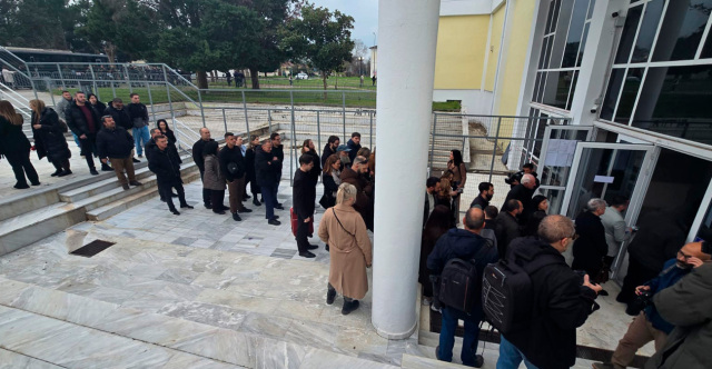 &Xi;&epsilon;&kappa;&iota;&nu;ά &eta; &delta;ί&kappa;&eta; &gamma;&iota;&alpha; &tau;&alpha; &Tau;έ&mu;&pi;&eta;: &Sigma;&upsilon;&gamma;&gamma;&epsilon;&nu;&epsilon;ί&sigmaf; &phi;&omega;&nu;ά&zeta;&omicron;&upsilon;&nu; &sigma;&epsilon; &kappa;&alpha;&tau;&eta;&gamma;&omicron;&rho;&omicron;ύ&mu;&epsilon;&nu;&omicron;&upsilon;&sigmaf; &mu;έ&sigma;&alpha; &sigma;&tau;&eta;&nu; &alpha;ί&theta;&omicron;&upsilon;&sigma;&alpha;, live ό&lambda;&epsilon;&sigmaf; &omicron;&iota; &epsilon;&xi;&epsilon;&lambda;ί&xi;&epsilon;&iota;&sigmaf;