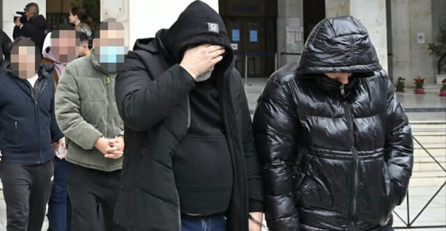 &Alpha;&pi;ά&tau;&eta; &epsilon;&kappa;&alpha;&tau;&omicron;&mu;&mu;&upsilon;&rho;ί&omega;&nu; &mu;&epsilon; ά&rho;&omega;&mu;&alpha; &sigma;&epsilon;&lambda;έ&mu;&pi;&rho;&iota;&tau;&iota; &sigma;&epsilon; &beta;ά&rho;&omicron;&sigmaf; &tau;&omicron;&upsilon; &Epsilon;&Phi;&Kappa;&Alpha;: &Tau;&alpha; &mu;&alpha;&sigma;&alpha;&tau;&zeta;ί&delta;&iota;&kappa;&alpha;, &omicron;&iota; &omicron;&mu;ά&delta;&epsilon;&sigmaf; &kappa;ά&lambda;&upsilon;&psi;&eta;&sigmaf; &kappa;&alpha;&iota; &omicron;&iota; &laquo;&mu;&pi;&rho;&omicron;&sigma;&tau;ά&rho;&eta;&delta;&epsilon;&sigmaf;&raquo;, &pi;ώ&sigmaf; &delta;&rho;&omicron;ύ&sigma;&epsilon; &tau;&omicron; &kappa;ύ&kappa;&lambda;&omega;&mu;&alpha;