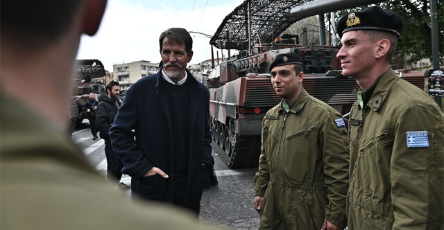 ΠΑΥΛΟΣ ΝΤΕ ΓΚΡΕΣ: ΒΡΕΘΗΚΕ ΣΤΗ ΣΤΡΑΤΙΩΤΙΚΗ ΠΑΡΕΛΑΣΗ ΤΗΣ 25ΗΣ ΜΑΡΤΙΟΥ, «ΕΧΟΥΜΕ ΔΥΝΑΤΗ ΠΑΤΡΙΔΑ, ΣΟΥ ΑΝΑΒΟΥΝ ΤΗΝ ΨΥΧΗ ΟΣΑ ΕΙΔΑ»