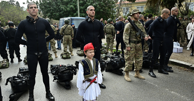 ΠΛΗΘΟΣ ΚΟΣΜΟΥ, ΕΝΣΤΟΛΟΙ ΚΑΙ ΑΡΜΑΤΑ ΣΤΟ ΚΕΝΤΡΟ ΤΗΣ ΑΘΗΝΑΣ ΓΙΑ ΤΗ ΜΕΓΑΛΗ ΣΤΡΑΤΙΩΤΙΚΗ ΠΑΡΕΛΑΣΗ ΓΙΑ ΤΗΝ 25Η ΜΑΡΤΙΟΥ, ΔΕΙΤΕ ΕΙΚΟΝΕΣ ΑΠΟ ΤΙΣ ΠΡΟΕΤΟΙΜΑΣΙΕΣ