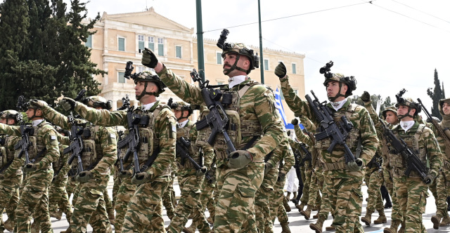 &Mu;&epsilon;&gamma;&alpha;&lambda;&epsilon;&iota;ώ&delta;&eta;&sigmaf; &eta; &sigma;&tau;&rho;&alpha;&tau;&iota;&omega;&tau;&iota;&kappa;ή &pi;&alpha;&rho;έ&lambda;&alpha;&sigma;&eta; &sigma;&tau;&eta;&nu; &Alpha;&theta;ή&nu;&alpha; &gamma;&iota;&alpha; &tau;&eta;&nu; 25&eta; &Mu;&alpha;&rho;&tau;ί&omicron;&upsilon;: &Epsilon;&nu;&tau;&upsilon;&pi;&omega;&sigma;ί&alpha;&sigma;&alpha;&nu; ά&rho;&mu;&alpha;&tau;&alpha;, &pi;&epsilon;&zeta;&omicron;&nu;&alpha;ύ&tau;&epsilon;&sigmaf; &kappa;&alpha;&iota; &tau;&alpha; &mu;&alpha;&chi;&eta;&tau;&iota;&kappa;ά