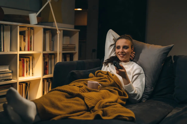 Τα Σαββατοκύριακα γίνεστε σπιτόγατοι; Τότε έχετε αυτά τα 7 μοναδικά χαρακτηριστικά