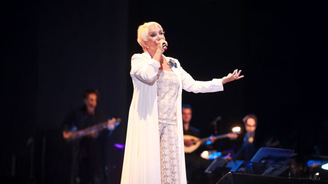 &Eta; &Mu;&alpha;&rho;&iota;&nu;έ&lambda;&lambda;&alpha; &mu;&epsilon; &tau;&alpha; &delta;&iota;&kappa;ά &tau;&eta;&sigmaf; &lambda;ό&gamma;&iota;&alpha; &kappa;&alpha;&iota; &tau;&alpha; &delta;&iota;&kappa;ά &tau;&eta;&sigmaf; έ&rho;&gamma;&alpha;: &Omicron;&iota; ά&gamma;&nu;&omega;&sigma;&tau;&epsilon;&sigmaf; &iota;&sigma;&tau;&omicron;&rho;ί&epsilon;&sigmaf; &tau;&eta;&sigmaf; &Mu;&epsilon;&gamma;ά&lambda;&eta;&sigmaf; &tau;&omicron;&upsilon; &tau;&rho;&alpha;&gamma;&omicron;&upsilon;&delta;&iota;&omicron;ύ