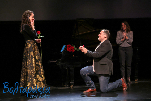 ΡΟΜΑΝΤΙΚΗ ΠΡΟΤΑΣΗ ΓΑΜΟΥ ΣΤΟ ΠΟΛΙΤΙΣΤΙΚΟ ΚΕΝΤΡΟ ΗΡΑΚΛΕΙΟΥ, ΕΝΘΟΥΣΙΑΣΤΗΚΕ ΤΟ ΚΟΙΝΟ