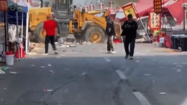 ΔΕΙΤΕ ΒΙΝΤΕΟ: ΜΠΟΥΛΝΤΟΖΑ ΕΙΣΒΑΛΛΕΙ ΣΕ ΥΠΑΙΘΡΙΑ ΑΓΟΡΑ ΣΤΟ ΠΕΚΙΝΟ, ΤΟΥΛΑΧΙΣΤΟΝ 13 ΝΕΚΡΟΙ ΚΑΙ ΠΟΛΛΟΙ ΤΡΑΥΜΑΤΙΕΣ