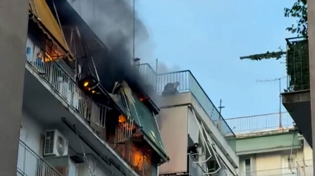 &Phi;&omega;&tau;&iota;ά &alpha;&pi;ό έ&kappa;&rho;&eta;&xi;&eta; &mu;&pi;&omicron;&upsilon;&kappa;ά&lambda;&alpha;&sigmaf; &upsilon;&gamma;&rho;&alpha;&epsilon;&rho;ί&omicron;&upsilon; &sigma;&epsilon; &delta;&iota;&alpha;&mu;έ&rho;&iota;&sigma;&mu;&alpha; &sigma;&tau;&omicron;&upsilon; &Gamma;&kappa;ύ&zeta;&eta;: &Eta; &phi;&iota;ά&lambda;&eta; &kappa;&alpha;&rho;&phi;ώ&theta;&eta;&kappa;&epsilon; &sigma;&tau;&omicron; &alpha;&pi;έ&nu;&alpha;&nu;&tau;&iota; &kappa;&tau;ί&rho;&iota;&omicron;, &alpha;&pi;&epsilon;&gamma;&kappa;&lambda;&omega;&beta;ί&sigma;&tau;&eta;&kappa;&epsilon; &zeta;&epsilon;&upsilon;&gamma;ά&rho;&iota; &eta;&lambda;&iota;&kappa;&iota;&omega;&mu;έ&nu;&omega;&nu;