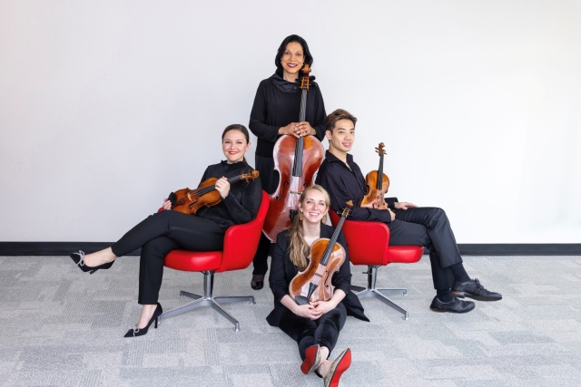 Juilliard String Quartet: &Tau;&omicron; &kappa;&omicron;&rho;&upsilon;&phi;&alpha;ί&omicron; &kappa;&omicron;&upsilon;&alpha;&rho;&tau;έ&tau;&omicron; &epsilon;&gamma;&chi;ό&rho;&delta;&omega;&nu; &sigma;&tau;&omicron; &Mu;έ&gamma;&alpha;&rho;&omicron; &Mu;&omicron;&upsilon;&sigma;&iota;&kappa;ή&sigmaf; &Alpha;&theta;&eta;&nu;ώ&nu;