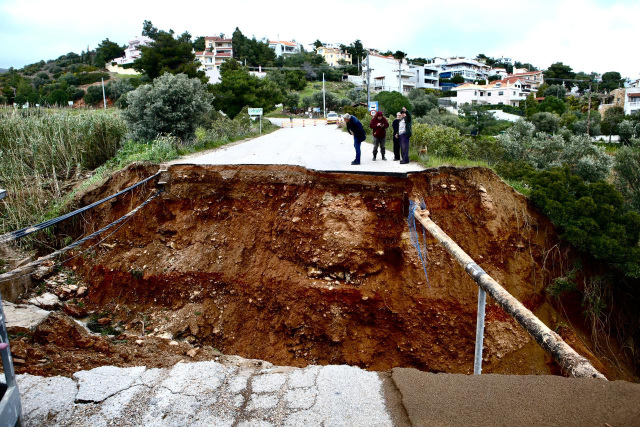 ΚΟΠΗΚΕ ΣΤΗ ΜΕΣΗ ΔΡΟΜΟΣ ΣΤΗΝ ΚΑΛΛΙΤΕΧΝΟΥΠΟΛΗ, ΑΝΟΙΞΕ ΤΡΥΠΑ ΜΕ 10 ΜΕΤΡΑ ΜΗΚΟΣ ΚΑΙ 5 ΒΑΘΟΣ - ΠΑΡΑΣΥΡΘΗΚΑΝ ΚΑΙ ΑΥΤΟΚΙΝΗΤΑ ΛΟΓΩ ΤΗΣ ΚΑΚΟΚΑΙΡΙΑΣ