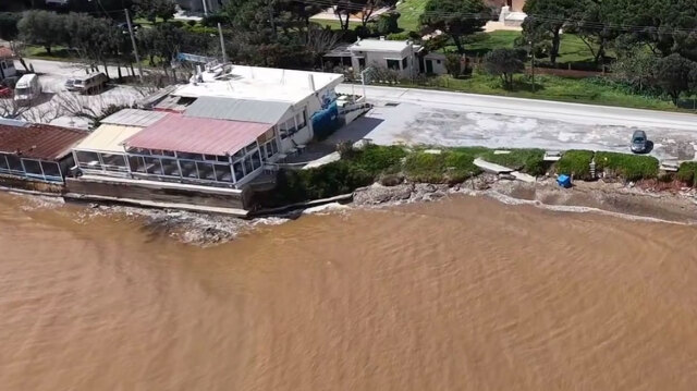 Ο ΝΟΤΙΟΣ ΕΥΒΟΙΚΟΣ ΕΓΙΝΕ ΚΑΦΕ ΛΟΓΩ ΤΗΣ ΚΑΚΟΚΑΙΡΙΑΣ ERMINIO: ΤΟΝΟΙ ΛΑΣΠΗΣ ΚΑΙ ΦΕΡΤΑ ΥΛΙΚΑ ΣΤΗ ΘΑΛΑΣΣΑ, ΕΝΤΥΠΩΣΙΑΚΑ ΠΛΑΝΑ ΑΠΟ DRONE