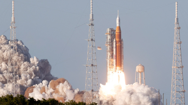 Artemis II: &Omicron;&iota; &pi;&rho;ώ&tau;&epsilon;&sigmaf; ώ&rho;&epsilon;&sigmaf; &tau;&eta;&sigmaf; &iota;&sigma;&tau;&omicron;&rho;&iota;&kappa;ή&sigmaf; &alpha;&pi;&omicron;&sigma;&tau;&omicron;&lambda;ή&sigmaf; &gamma;ύ&rho;&omega; &alpha;&pi;ό &tau;&eta; &Sigma;&epsilon;&lambda;ή&nu;&eta;, &delta;&epsilon;ί&tau;&epsilon; &beta;ί&nu;&tau;&epsilon;&omicron; &kappa;&alpha;&iota; &phi;&omega;&tau;&omicron;&gamma;&rho;&alpha;&phi;ί&epsilon;&sigmaf;