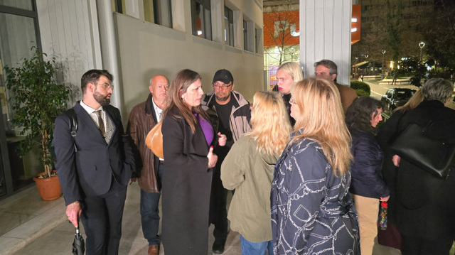 Νέο σόου Κωνσταντοπούλου: Θα μηνύσω την πρόεδρο που δήλωσε αποχή, μας κλείδωσαν έξω από το δικαστικό μέγαρο Λάρισας, βίντεο 