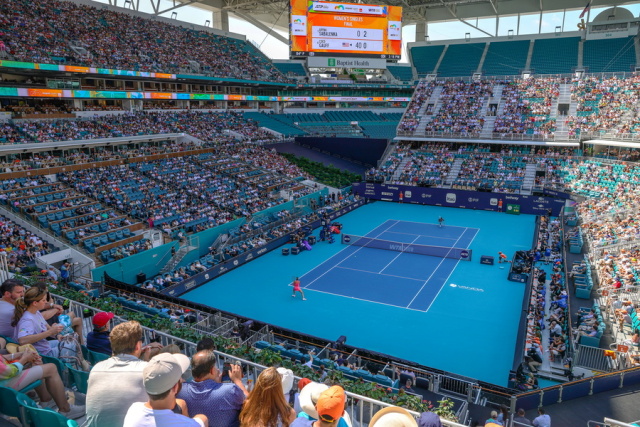 Miami Open: &Eta; &mu;&epsilon;&tau;&alpha;&mu;ό&rho;&phi;&omega;&sigma;&eta; &tau;&omicron;&upsilon; &laquo;Hard Rock Stadium&raquo; &alpha;&pi;ό &gamma;ή&pi;&epsilon;&delta;&omicron; &alpha;&mu;&epsilon;&rho;&iota;&kappa;&alpha;&nu;&iota;&kappa;&omicron;ύ &pi;&omicron;&delta;&omicron;&sigma;&phi;&alpha;ί&rho;&omicron;&upsilon; &sigma;&epsilon; court &tau;&omicron;&upsilon; &tau;έ&nu;&iota;&sigmaf;, &beta;ί&nu;&tau;&epsilon;&omicron;