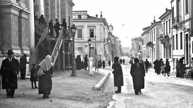 &Pi;ώ&sigmaf; &alpha;&nu;&tau;&iota;&mu;&epsilon;&tau;ώ&pi;&iota;&zeta;&alpha;&nu; &tau;&eta; &nu;&eta;&sigma;&tau;&epsilon;ί&alpha; &omicron;&iota; Έ&lambda;&lambda;&eta;&nu;&epsilon;&sigmaf; &tau;&omicron; 1935, έ&nu;&alpha; &sigma;&alpha;&tau;&iota;&rho;&iota;&kappa;ό &kappa;&epsilon;ί&mu;&epsilon;&nu;&omicron; &tau;&omicron;&upsilon; 1935