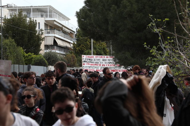 ΣΥΓΚΕΝΤΡΩΣΗ ΦΟΙΤΗΤΩΝ ΚΑΤΑ ΤΩΝ ΔΙΑΓΡΑΦΩΝ - «ΚΑΤΩ ΤΑ ΧΕΡΙΑ ΑΠΟ ΤΑ ΠΤΥΧΙΑ ΚΑΙ ΤΗ ΝΕΟΛΑΙΑ»