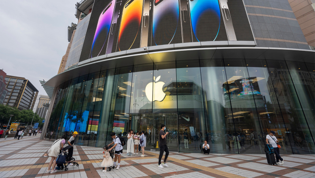 Apple: &Alpha;&pi;ό έ&nu;&alpha; &gamma;&kappa;&alpha;&rho;ά&zeta; &sigma;&tau;&eta;&nu; &kappa;&omicron;&rho;&upsilon;&phi;ή &tau;&omicron;&upsilon; &kappa;ό&sigma;&mu;&omicron;&upsilon; &ndash; &Sigma;&tau;&alpha; 50 &tau;&eta;&sigmaf; &chi;&rho;ό&nu;&iota;&alpha; &mu;&epsilon; 465 &delta;&iota;&sigma;. έ&sigma;&omicron;&delta;&alpha; &alpha;&pi;έ&nu;&alpha;&nu;&tau;&iota; &sigma;&tau;&eta;&nu; &pi;&rho;ό&kappa;&lambda;&eta;&sigma;&eta; &tau;&eta;&sigmaf; AI