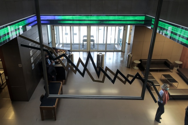 ΚΕΡΔΗ ΑΝΩ ΤΟΥ 1% ΣΤΟ ΧΡΗΜΑΤΙΣΤΗΡΙΟ ΚΟΝΤΡΑ ΣΤΟ ΑΡΝΗΤΙΚΟ ΚΛΙΜΑ ΤΩΝ ΔΙΕΘΝΩΝ ΑΓΟΡΩΝ ΚΑΙ ΣΤΙΣ ΑΠΕΙΛΕΣ ΤΡΑΜΠ