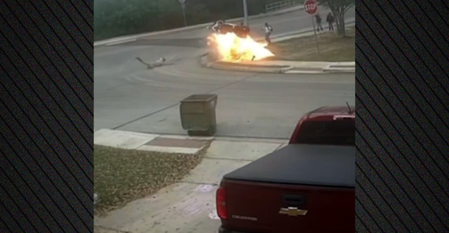 ΤΡΟΜΑΚΤΙΚΟ ΒΙΝΤΕΟ ΑΠΟ ΤΟ ΤΕΞΑΣ: ΜΗΧΑΝΗ «ΣΚΑΕΙ» ΣΕ ΠΕΖΟΔΡΟΜΙΟ ΚΑΙ ΕΚΡΗΓΝΥΤΑΙ ΛΙΓΑ ΜΕΤΡΑ ΜΑΚΡΙΑ ΑΠΟ ΠΑΙΔΙΑ