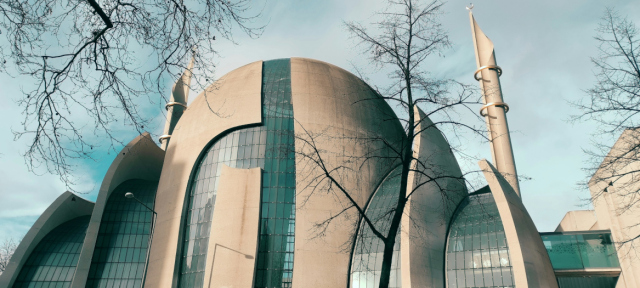 ΣΤΗ ΓΕΡΜΑΝΙΑ ΟΙ ΧΡΙΣΤΙΑΝΙΚΟΙ ΝΑΟΙ ΜΕΙΩΝΟΝΤΑΙ, ΕΝΩ ΤΑ ΤΕΜΕΝΗ ΠΟΛΛΑΠΛΑΣΙΑΖΟΝΤΑΙ