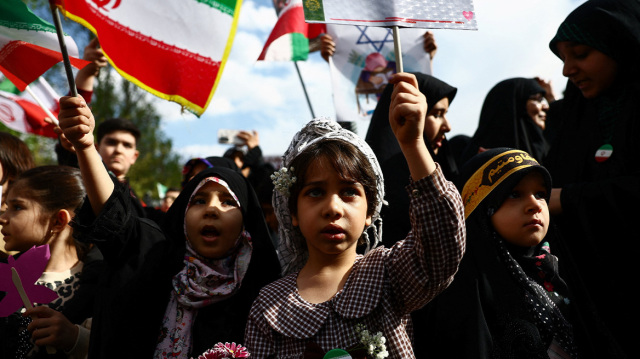 Η ΤΕΧΕΡΑΝΗ ΜΕΤΑ ΤΙΣ ΑΠΕΙΛΕΣ ΤΡΑΜΠ ΧΡΗΣΙΜΟΠΟΙΕΙ ΠΑΙΔΙΑ, ΓΥΝΑΙΚΕΣ, ΦΟΙΤΗΤΕΣ, ΚΑΛΛΙΤΕΧΝΕΣ ΩΣ ΑΝΘΡΩΠΙΝΕΣ ΑΣΠΙΔΕΣ ΣΕ ΓΕΦΥΡΕΣ ΚΑΙ ΕΡΓΟΣΤΑΣΙΑ