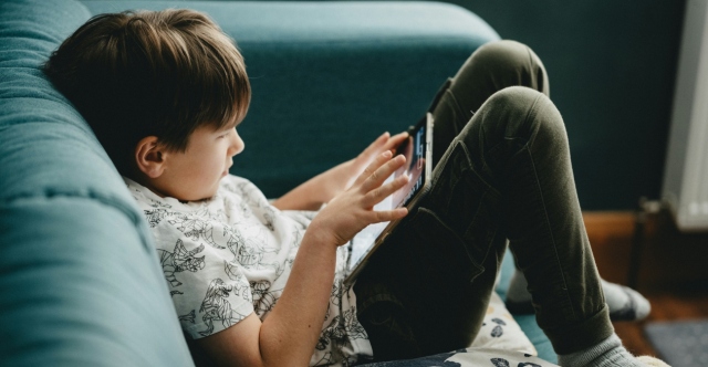 10 ΕΡΩΤΑΠΑΝΤΗΣΕΙΣ ΓΙΑ ΤΗΝ ΑΠΑΓΟΡΕΥΣΗ ΤΩΝ SOCIAL MEDIA ΣΤΟΥΣ ΚΑΤΩ ΤΩΝ 15 ΕΤΩΝ: ΟΙ ΚΥΡΩΣΕΙΣ, ΤΑ ΠΡΟΣΤΙΜΑ ΚΑΙ ΤΟ ΧΡΟΝΟΔΙΑΓΡΑΜΜΑ