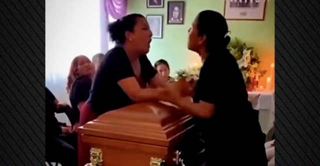 ΑΔΙΑΝΟΗΤΟΣ ΚΑΒΓΑΣ ΣΕ ΚΗΔΕΙΑ ΣΤΟ ΜΕΞΙΚΟ: ΟΙ ΕΡΩΜΕΝΕΣ ΤΟΥ ΝΕΚΡΟΥ ΤΣΑΚΩΘΗΚΑΝ ΠΑΝΩ ΑΠΟ ΤΟ ΦΕΡΕΤΡΟ, ΔΕΙΤΕ ΒΙΝΤΕΟ