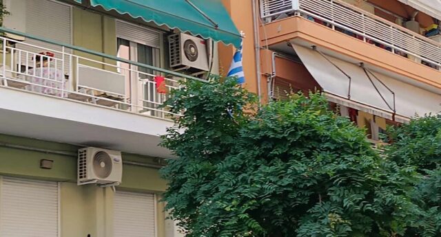 ΓΙΑΤΙ ΚΡΕΜΟΥΝ ΚΟΚΚΙΝΑ ΠΑΝΙΑ ΣΤΑ ΜΠΑΛΚΟΝΙΑ ΤΗΣ ΘΕΣΣΑΛΟΝΙΚΗΣ ΣΗΜΕΡΑ ΜΕΓΑΛΗ ΠΕΜΠΤΗ