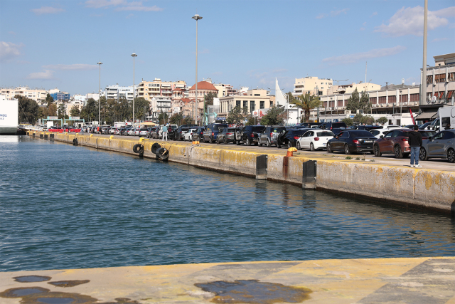 ΑΥΤΟΚΙΝΗΤΟ ΕΠΕΣΕ ΣΤΗ ΘΑΛΑΣΣΑ ΣΤΗΝ ΑΚΤΗ ΞΑΒΕΡΗ ΣΤΟΝ ΠΕΙΡΑΙΑ, ΣΩΟΣ Ο 54ΧΡΟΝΟΣ ΟΔΗΓΟΣ