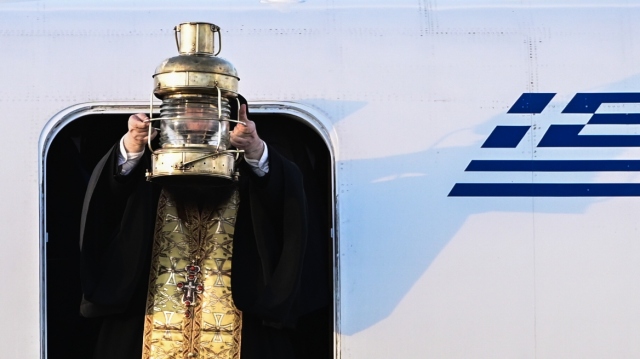 ΤΟ ΣΧΕΔΙΟ ΜΕΤΑΦΟΡΑΣ ΤΟΥ ΑΓΙΟΥ ΦΩΤΟΣ ΣΤΗΝ ΕΛΛΑΔΑ: ΤΙ ΩΡΑ ΑΝΑΜΕΝΕΤΑΙ ΝΑ ΦΤΑΣΕΙ ΣΤΟ ΕΛΕΥΘΕΡΙΟΣ ΒΕΝΙΖΕΛΟΣ