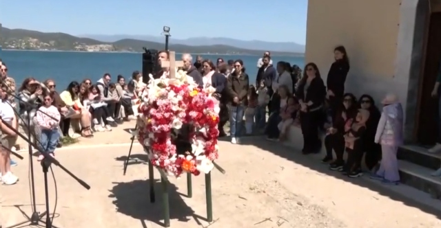 ΓΥΘΕΙΟ: ΜΕ ΚΑΤΑΝΥΞΗ Η ΠΕΡΙΦΟΡΑ ΤΟΥ ΕΠΙΤΑΦΙΟΥ ΣΤΗ ΝΗΣΟ ΚΡΑΝΑΗ, ΠΑΙΔΙΑ ΤΟΝ ΣΤΟΛΙΖΟΥΝ ΚΑΙ ΤΟΝ ΠΕΡΙΦΕΡΟΥΝ