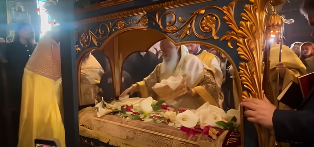 ΥΔΡΑ: ΚΑΤΑΝΥΞΗ ΣΤΗΝ ΑΠΟΚΑΘΗΛΩΣΗ ΤΟΥ ΕΣΤΑΥΡΩΜΕΝΟΥ ΣΤΟΝ ΚΑΘΕΔΡΙΚΟ ΝΑΟ ΚΟΙΜΗΣΕΩΣ ΤΗΣ ΘΕΟΤΟΚΟΥ, ΔΕΙΤΕ ΒΙΝΤΕΟ