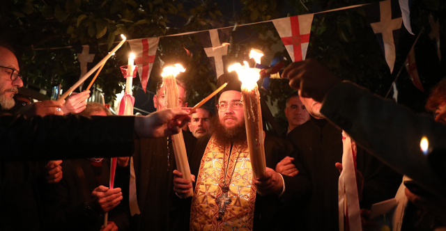 &Alpha;&pi;ό &tau;&omicron; &Mu;&epsilon;&tau;ό&chi;&iota; &tau;&omicron;&upsilon; &Pi;&alpha;&nu;&alpha;&gamma;ί&omicron;&upsilon; &Tau;ά&phi;&omicron;&upsilon; &sigma;&tau;&eta;&nu; &Pi;&lambda;ά&kappa;&alpha; &tau;&omicron; Ά&gamma;&iota;&omicron; &Phi;&omega;&sigmaf; &mu;&epsilon;&tau;&alpha;&phi;έ&rho;&epsilon;&tau;&alpha;&iota; &sigma;&epsilon; ό&lambda;&eta; &tau;&eta;&nu; &Epsilon;&lambda;&lambda;ά&delta;&alpha;