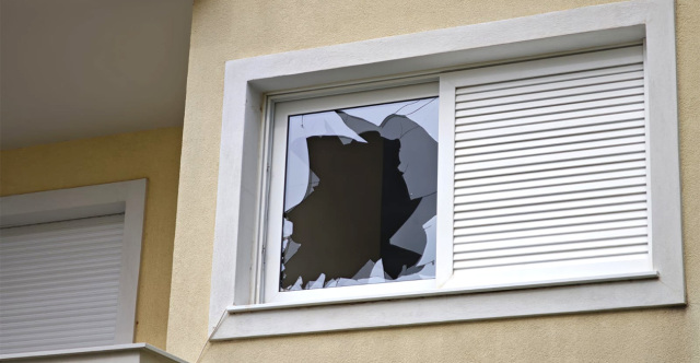 «ΠΗΔΗΞΑΝ ΑΠΟ ΤΑ ΜΠΑΛΚΟΝΙΑ ΚΑΙ ΕΦΥΓΑΝ ΠΡΟΣ ΤΟ ΒΟΥΝΟ»: Ο ΙΔΙΟΚΤΗΤΗΣ ΤΟΥ ΔΙΑΜΕΡΙΣΜΑΤΟΣ ΣΤΗ ΒΑΡΗ ΠΕΡΙΓΡΑΦΕΙ ΤΗΝ ΕΙΣΒΟΛΗ ΣΤΟ ΣΠΙΤΙ ΤΟΥ