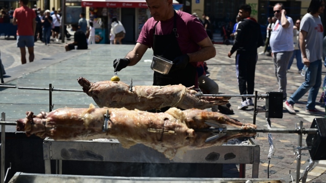 ΜΥΡΙΣΕ ΟΒΕΛΙΑΣ ΑΠΟ ΝΩΡΙΣ ΣΤΗΝ ΑΘΗΝΑ: ΣΤΗΘΗΚΑΝ ΣΟΥΒΛΕΣ ΜΕ ΑΡΝΙ ΚΑΙ ΚΟΚΟΡΕΤΣΙ ΣΤΗΝ ΠΛΑΤΕΙΑ ΣΤΟ ΜΟΝΑΣΤΗΡΑΚΙ, ΔΕΙΤΕ ΒΙΝΤΕΟ