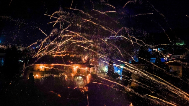 ΜΑΓΕΥΤΙΚΕΣ ΕΙΚΟΝΕΣ ΣΤΟΝ ΒΡΟΝΤΑΔΟ ΤΗΣ ΧΙΟΥ, Ο ΡΟΥΚΕΤΟΠΟΛΕΜΟΣ ΕΝΤΥΠΩΣΙΑΣΕ ΝΤΟΠΙΟΥΣ ΚΑΙ ΤΟΥΡΙΣΤΕΣ, ΔΕΙΤΕ ΒΙΝΤΕΟ