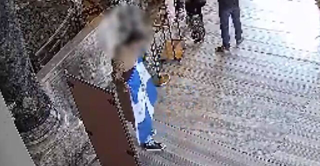 ΣΥΝΕΛΗΦΘΗΣΑΝ ΔΥΟ ΕΛΛΗΝΕΣ ΠΟΥ ΣΗΚΩΣΑΝ ΕΛΛΗΝΙΚΗ ΣΗΜΑΙΑ ΜΕ ΤΟΝ ΒΥΖΑΝΤΙΝΟ ΑΕΤΟ ΜΕΣΑ ΣΤΗΝ ΑΓΙΑ ΣΟΦΙΑ, ΔΕΙΤΕ ΒΙΝΤΕΟ