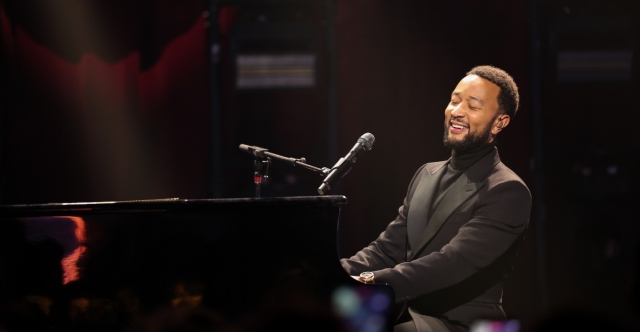 John Legend: &Rho;ί&chi;&nu;&epsilon;&iota; &tau;&eta;&nu; &laquo;&alpha;&upsilon;&lambda;&alpha;ί&alpha;&raquo; &sigma;&tau;&omicron; &Eta;&rho;ώ&delta;&epsilon;&iota;&omicron; &mu;&epsilon; &tau;&omicron; &pi;&iota;ά&nu;&omicron; &tau;&omicron;&upsilon;