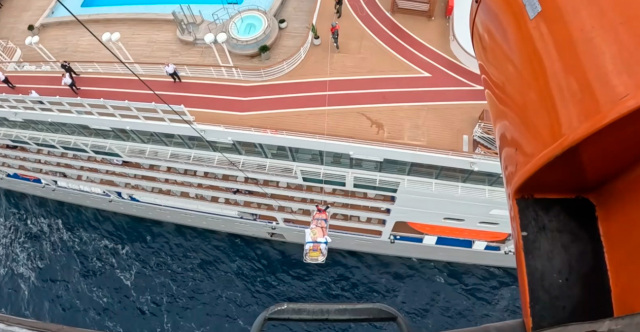 ΕΝΤΥΠΩΣΙΑΚΟ ΒΙΝΤΕΟ ΑΠΟ ΑΕΡΟΔΙΑΚΟΜΙΔΗ ΑΣΘΕΝΟΥΣ ΜΕ SUPER PUMA ΑΠΟ ΚΡΟΥΑΖΙΕΡΟΠΛΟΙΟ ΑΝΟΙΚΤΑ ΤΗΣ ΛΗΜΝΟΥ