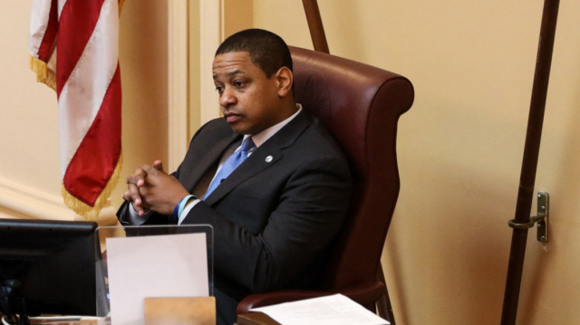 Ο ΠΡΩΗΝ ΑΝΤΙΚΥΒΕΡΝΗΤΗΣ ΤΗΣ ΒΙΡΤΖΙΝΙΑ ΤΩΝ ΗΠΑ ΣΚΟΤΩΣΕ ΤΗ ΣΥΖΥΓΟ ΤΟΥ ΚΑΙ ΣΤΗΝ ΣΥΝΕΧΕΙΑ ΑΥΤΟΚΤΟΝΗΣΕ