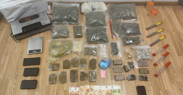 Συνελήφθη 27χρονος που παρέλαβε ταχυδρομικό δέμα με σχεδόν 2 κιλά κάνναβης