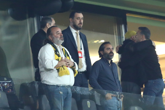 &Eta;&lambda;&iota;ό&pi;&omicron;&upsilon;&lambda;&omicron;&sigmaf; &mu;&epsilon;&tau;ά &tau;&omicron;&nu; &alpha;&pi;&omicron;&kappa;&lambda;&epsilon;&iota;&sigma;&mu;ό &tau;&eta;&sigmaf; &Alpha;&Epsilon;&Kappa;: &laquo;Ά&delta;&iota;&kappa;&alpha; &mu;&epsilon;ί&nu;&alpha;&mu;&epsilon; &epsilon;&kappa;&tau;ό&sigmaf;, &tau;&omicron; &gamma;ή&pi;&epsilon;&delta;&omicron; &pi;&omicron;&upsilon; &pi;&alpha;ί&xi;&alpha;&mu;&epsilon; &sigma;&tau;&eta;&nu; &Iota;&sigma;&pi;&alpha;&nu;ί&alpha; ή&tau;&alpha;&nu; &epsilon;&pi;&iota;&epsilon;&iota;&kappa;ώ&sigmaf; &alpha;&pi;&alpha;&rho;ά&delta;&epsilon;&kappa;&tau;&omicron;&raquo;
