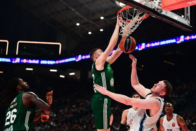 &Rho;&omicron;&gamma;&kappa;&alpha;&beta;ό&pi;&omicron;&upsilon;&lambda;&omicron;&sigmaf; &beta;&gamma;&alpha;&lambda;&mu;έ&nu;&omicron;&sigmaf; &alpha;&pi;ό NBA: &Tau;&omicron; &epsilon;&nu;&tau;&upsilon;&pi;&omega;&sigma;&iota;&alpha;&kappa;ό &tau;&omicron;&upsilon; &laquo;poster&raquo; &kappa;ά&rho;&phi;&omega;&mu;&alpha; &sigma;&tau;&omicron; &pi;&rho;ό&sigma;&omega;&pi;&omicron; &tau;&omicron;&upsilon; &Sigma;&mu;&iota;&tau;&sigmaf;, &beta;ί&nu;&tau;&epsilon;&omicron;