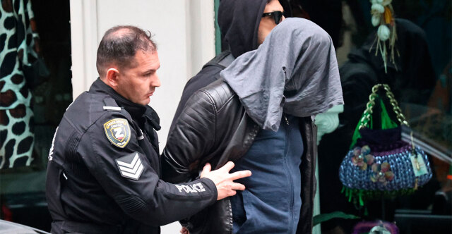 &Mu;&upsilon;&sigma;&tau;ή&rho;&iota;&omicron; &mu;&epsilon; &tau;&eta; &nu;&epsilon;&kappa;&rho;ή &gamma;&upsilon;&nu;&alpha;ί&kappa;&alpha; &sigma;&epsilon; &pi;&omicron;&lambda;&upsilon;&kappa;&alpha;&tau;&omicron;&iota;&kappa;ί&alpha; &sigma;&tau;&eta;&nu; &Alpha;&theta;ή&nu;&alpha;: &laquo;&Kappa;&alpha;&beta;&gamma;&alpha;&delta;ί&sigma;&alpha;&mu;&epsilon;&raquo; &lambda;έ&epsilon;&iota; &omicron; &Iota;&tau;&alpha;&lambda;ό&sigmaf; ύ&pi;&omicron;&pi;&tau;&omicron;&sigmaf;, &mu;&epsilon; &alpha;&mu;&upsilon;&chi;έ&sigmaf; &kappa;&alpha;&iota; &omicron;&iota; &delta;ύ&omicron;, &tau;&iota; &delta;&epsilon;ί&chi;&nu;&omicron;&upsilon;&nu; &tau;&alpha; &pi;&rho;ώ&tau;&alpha; &sigma;&tau;&omicron; class=