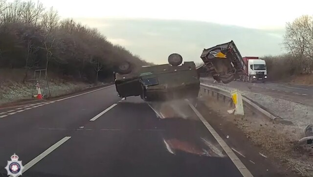 ΔΕΙΤΕ ΒΙΝΤΕΟ: Η ΤΡΟΜΑΚΤΙΚΗ ΣΤΙΓΜΗ ΠΟΥ ΣΤΡΑΤΙΩΤΙΚΟ ΟΧΗΜΑ «ΑΠΟΓΕΙΩΝΕΤΑΙ» ΣΕ ΑΥΤΟΚΙΝΗΤΟΔΡΟΜΟ ΣΤΗ ΒΡΕΤΑΝΙΑ