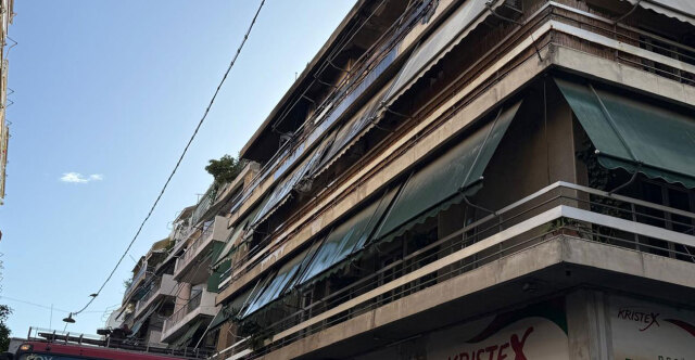 &Tau;&rho;&alpha;&gamma;&omega;&delta;ί&alpha; &sigma;&tau;&omicron;&nu; &Kappa;&omicron;&lambda;&omega;&nu;ό: &Nu;&epsilon;&kappa;&rho;&omicron;ί έ&nu;&alpha;&sigmaf; ά&nu;&delta;&rho;&alpha;&sigmaf; &kappa;&alpha;&iota; &mu;&iota;&alpha; &gamma;&upsilon;&nu;&alpha;ί&kappa;&alpha; &mu;&epsilon;&tau;ά &alpha;&pi;ό &phi;&omega;&tau;&iota;ά &sigma;&epsilon; &pi;&omicron;&lambda;&upsilon;&kappa;&alpha;&tau;&omicron;&iota;&kappa;ί&alpha;