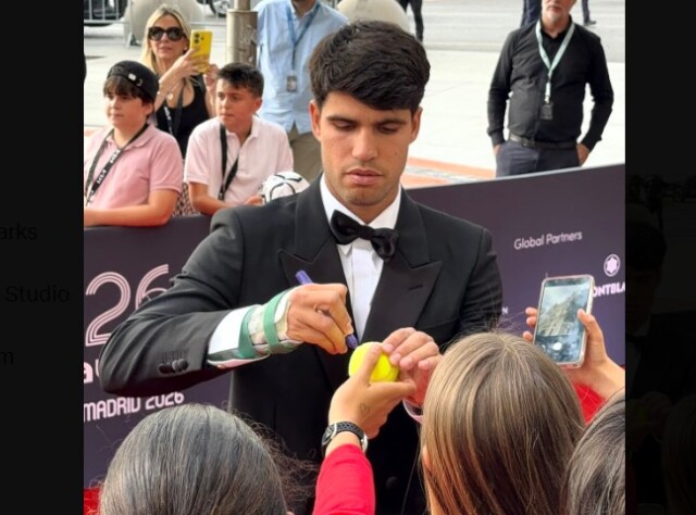 Αλκαράθ: Αμφίβολη η συμμετοχή του στο Roland Garros μετά την εμφάνιση με νάρθηκα στο χέρι, δείτε βίντεο 