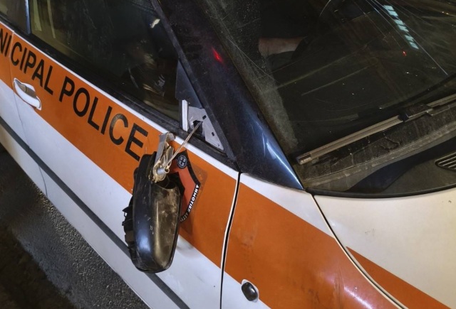 ΕΠΙΘΕΣΗ ΣΕ ΟΧΗΜΑ ΤΗΣ ΔΗΜΟΤΙΚΗΣ ΑΣΤΥΝΟΜΙΑΣ ΣΤΑ ΕΞΑΡΧΕΙΑ, ΔΕΙΤΕ ΦΩΤΟΓΡΑΦΙΕΣ